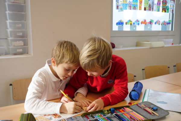 Volksschule 202112 gemeinsam malen